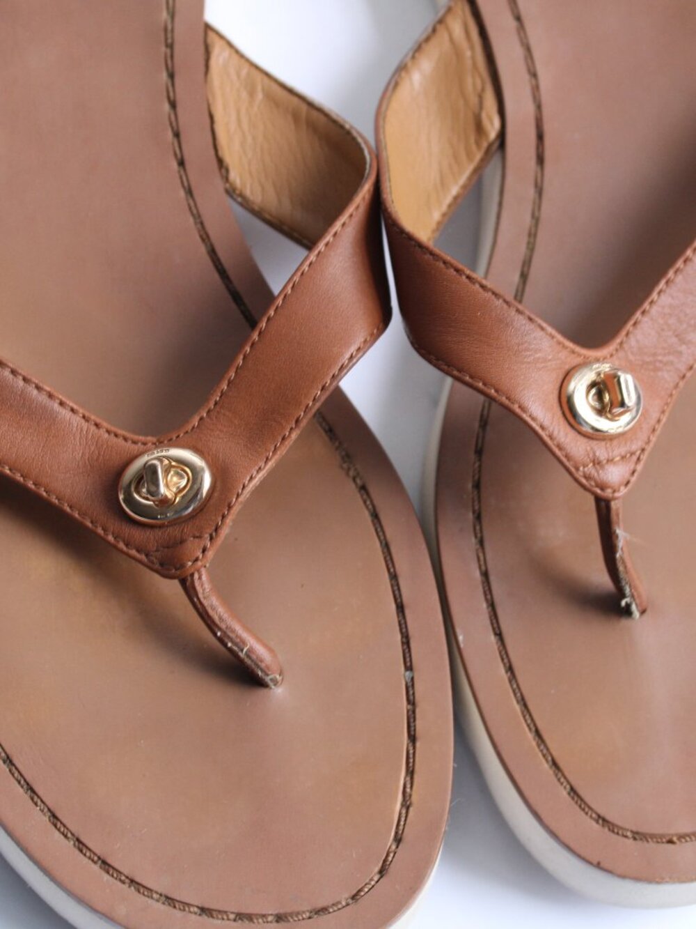 Coach Women's Shelly Leather Tan Gold Turn Lock Accent Thong Flip Flops Size 9 - Picture 3 of 12